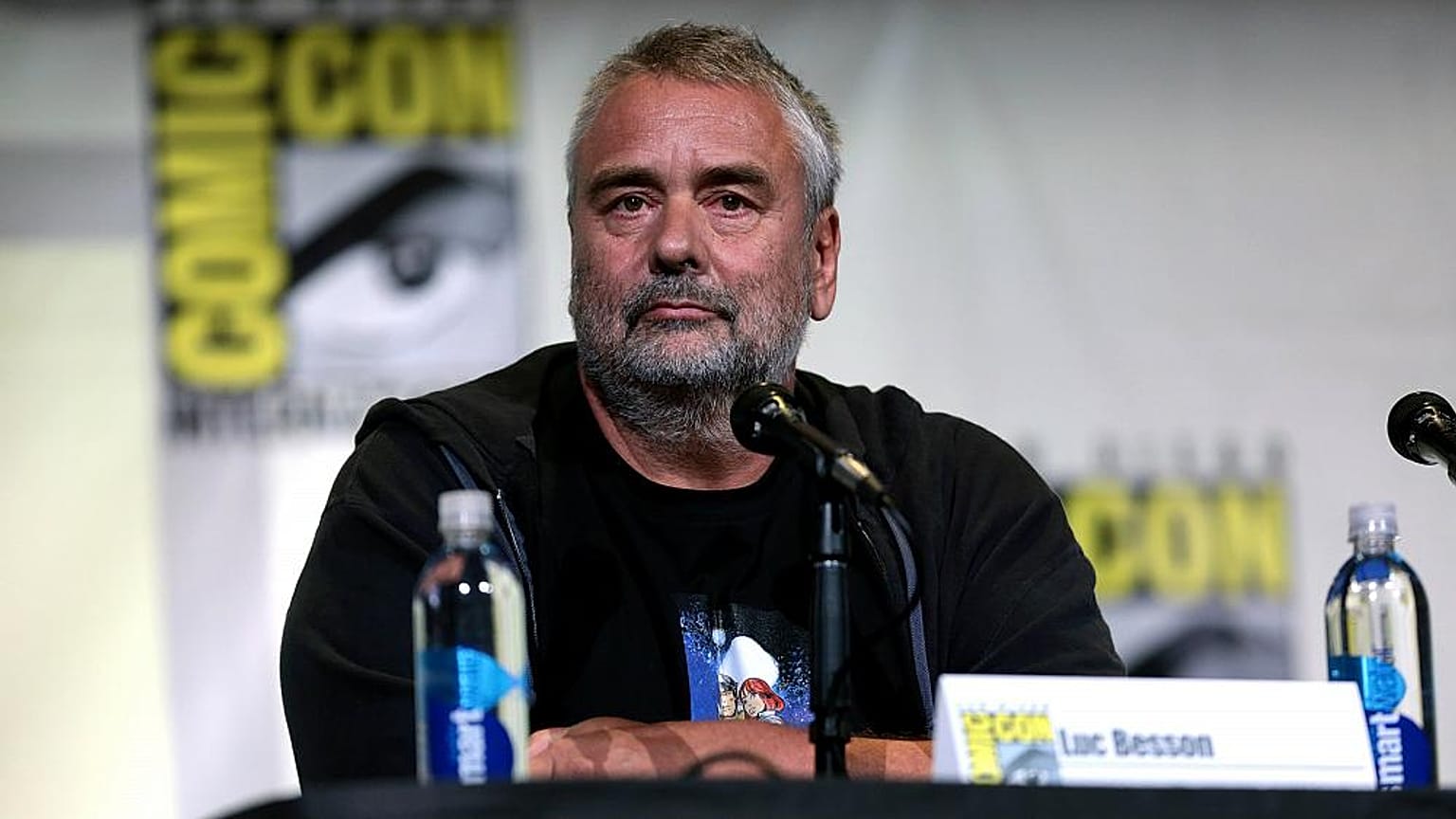 Arazisindeki geyiklerin avlanmasına izin vermeyen Fransız yönetmen Luc Besson mahkemelik oldu