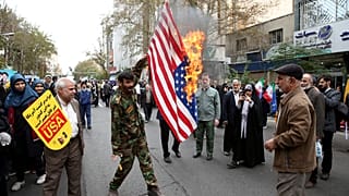 İranlı göstericiler 1979'da işgal edilen Amerikan büyükelçiliği önünde ABD bayrağı yaktı