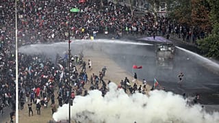 Tiltakozás és utcai harc Chile fővárosában