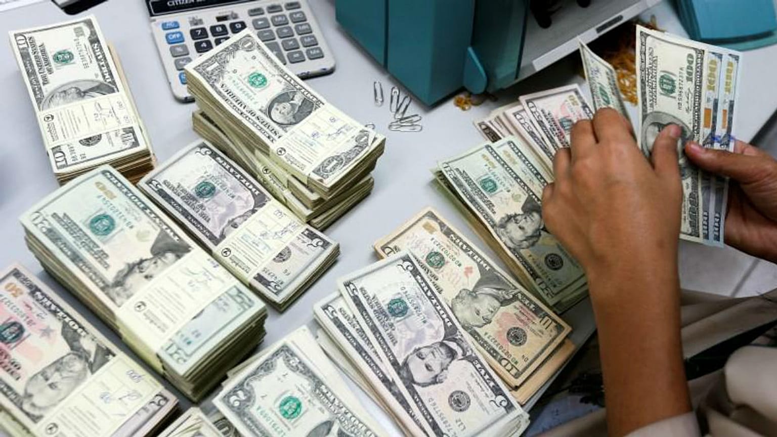شکاف ۲۰۰ تومانی میان بازار رسمی و آزاد؛ دلار به اوج ۱۹ روز گذشته رسید
