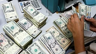 شکاف ۲۰۰ تومانی میان بازار رسمی و آزاد؛ دلار به اوج ۱۹ روز گذشته رسید
