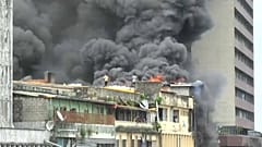 Mit Wassereimern gegen Brand von 5-stöckigem Gebäude in Lagos