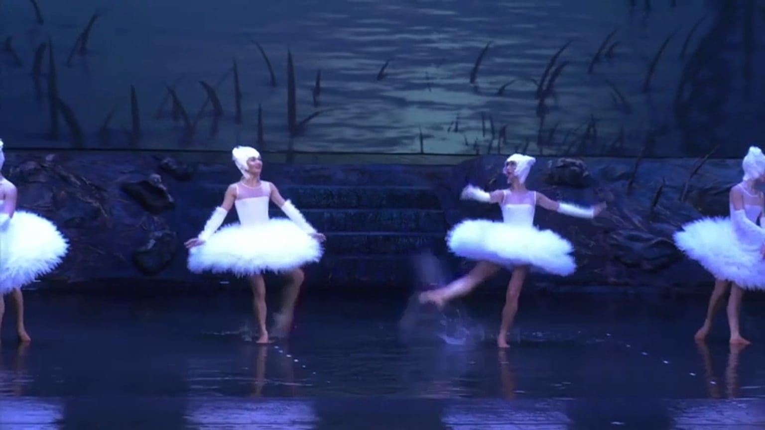 'El lago de los cisnes' con los pies en el agua