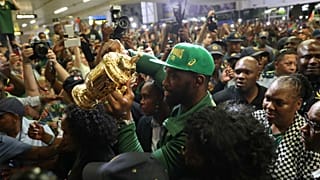 Le capitaine des Springboks Siya Kolisi brandissant la Coupe Webb Ellis à son retour en Afrique du Sud à Johannesburg
