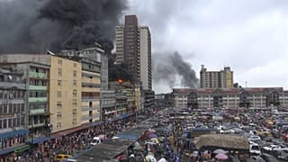 Um dos maiores mercados nigerianos em chamas