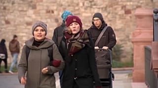 Frauen in einer Stadt in Ostdeutschland