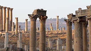ثمانية جرحى بينهم 3 مكسيكيين وسويسرية في عملية طعن بالأردن