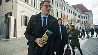 EZT LÁTTA? Karácsony busszal érkezett és távozott a kormányülésről