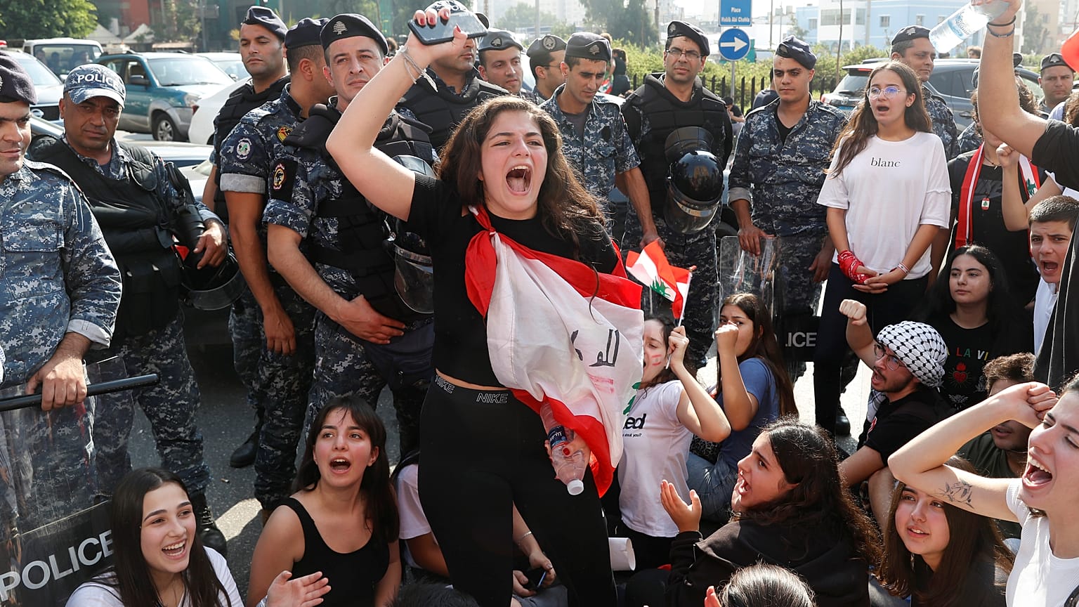 طلاب لبنان يعتصمون مساندة للحراك الشعبي وتحدياً لاستئناف الدروس