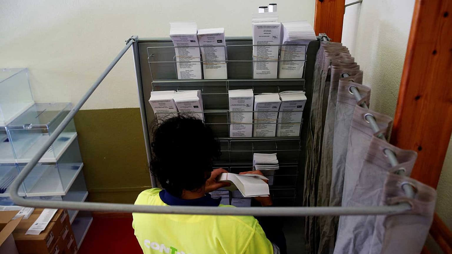 Mise en place d'un isoloir dans un bureau de vote à Barcelone, le 6 novembre 2019
