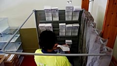 Mise en place d'un isoloir dans un bureau de vote à Barcelone, le 6 novembre 2019