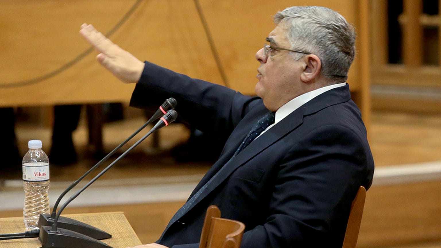 Ένταση και συνθήματα στην απολογία Μιχαλολιάκου