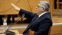 Ένταση και συνθήματα στην απολογία Μιχαλολιάκου