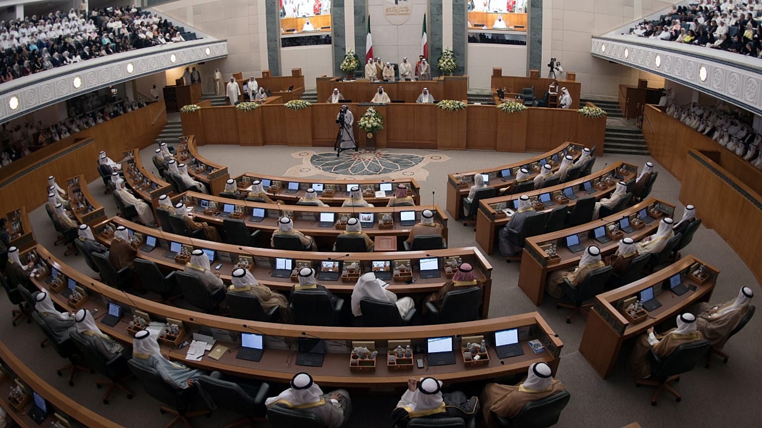 الكويت: المئات يتظاهرون ضد الفساد أمام مقر مجلس الأمة