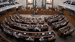 الكويت: المئات يتظاهرون ضد الفساد أمام مقر مجلس الأمة