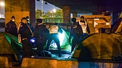Париж: полиция выселяет мигрантов из нелегальных лагерей 