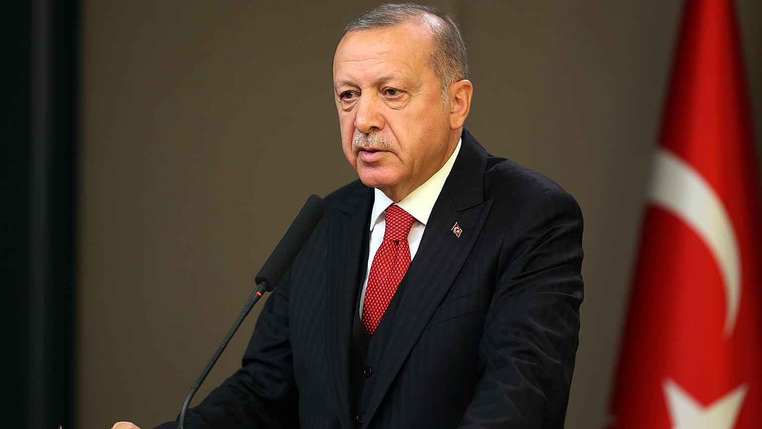 Türkiye Cumhurbaşkanı Recep Tayyip Erdoğan, Macaristan ziyareti öncesi Esenboğa Havalimanı'nda gündeme dair açıklamalarda bulundu 