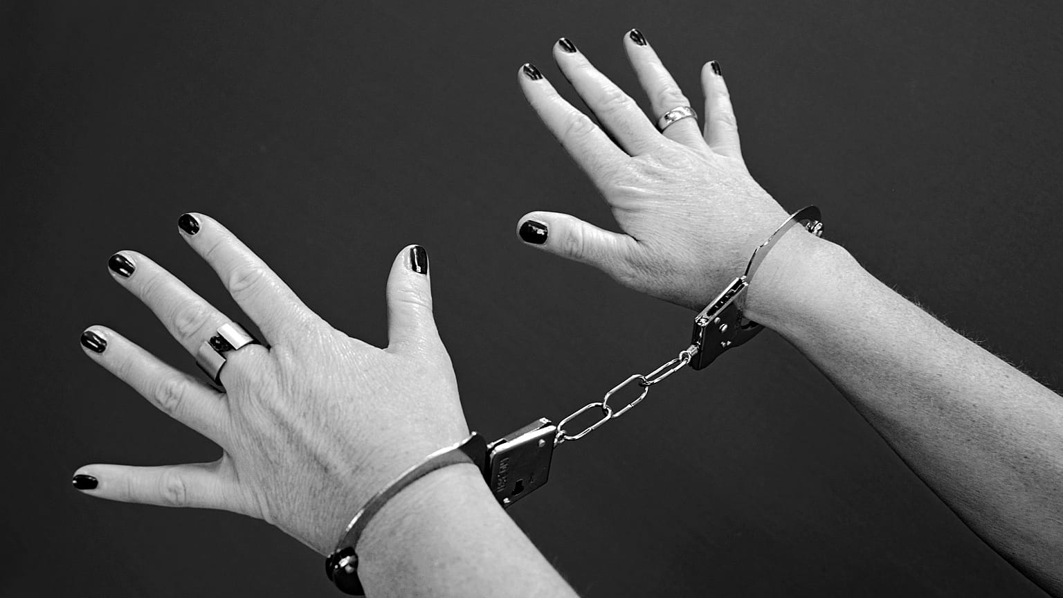 حكم جديد في قضية "الأرملة السوداء" التي أقنعت عشيقها بقتل خطيبها قبل أن تتخلص منه 