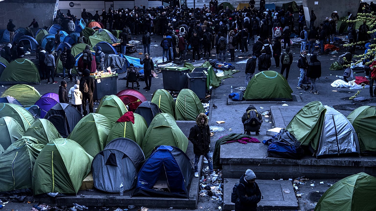 Paris Porte de la Chapelle mahallesinde bir göçmen kampı