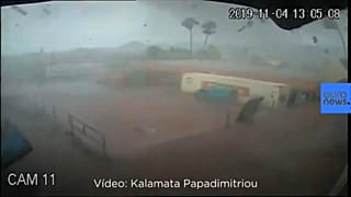 [Vídeo] Un violento tornado captado por las cámaras de seguridad de una fábrica en Grecia