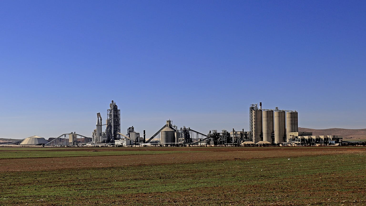 Paris mahkemesi, Lafarge'ın 'insanlığa karşı suçlar'dan yargılanamayacağına hükmetti