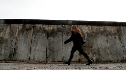 Soğuk Savaş'ın sembolü Berlin Duvarı'nın yıkılışının üzerinden tam 30 yıl geçti