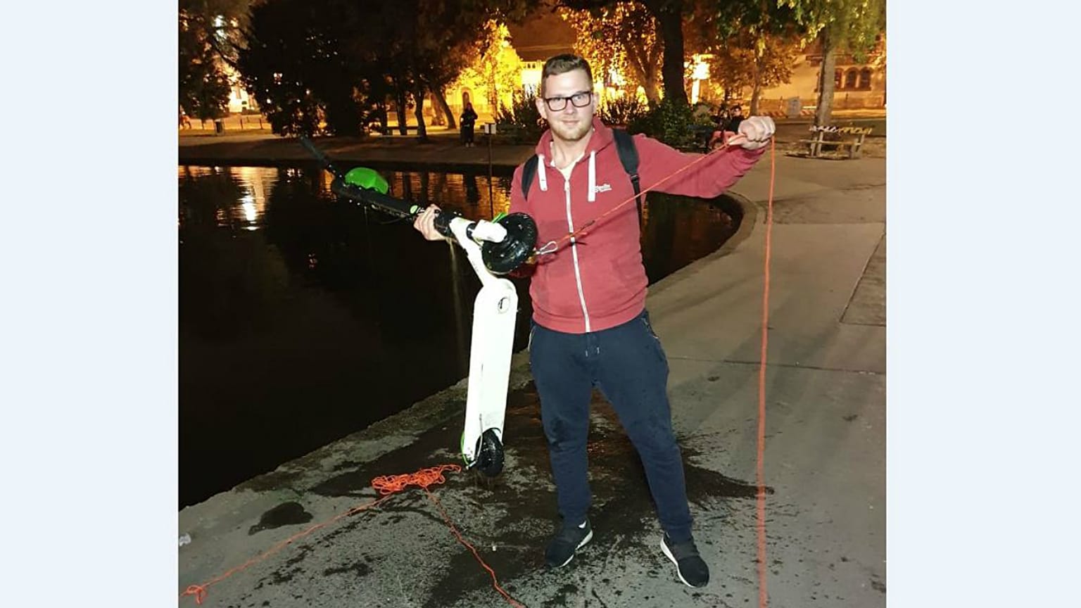 Roller mentése a városligeti tóból