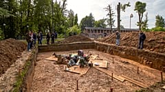Az ásatás helyszíne, ahol Gudin holttestének maradványait megtalálták