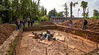 Az ásatás helyszíne, ahol Gudin holttestének maradványait megtalálták