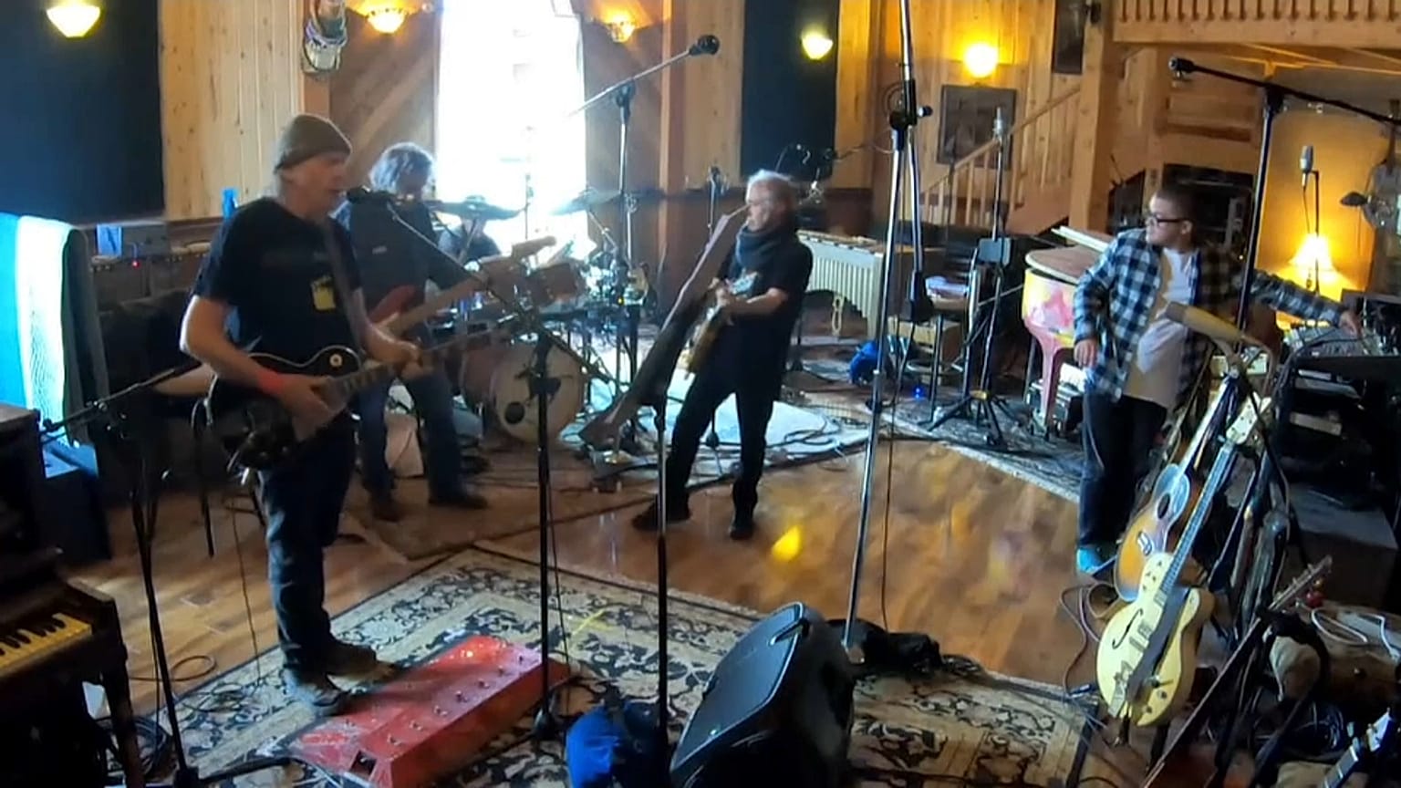 Neil Young remueve conciencias con "Colorado"