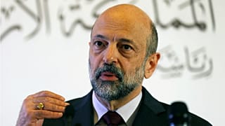 رئيس الوزراء الأردني عمر الرزاز يتحدث إلى وسائل الإعلام خلال مؤتمر صحفي في عمان، الأردن في 9 أبريل 2019