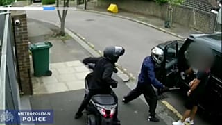 Zwei Vermummte greifen die Arsenal-Stars Özil und Kolasinac in London an
