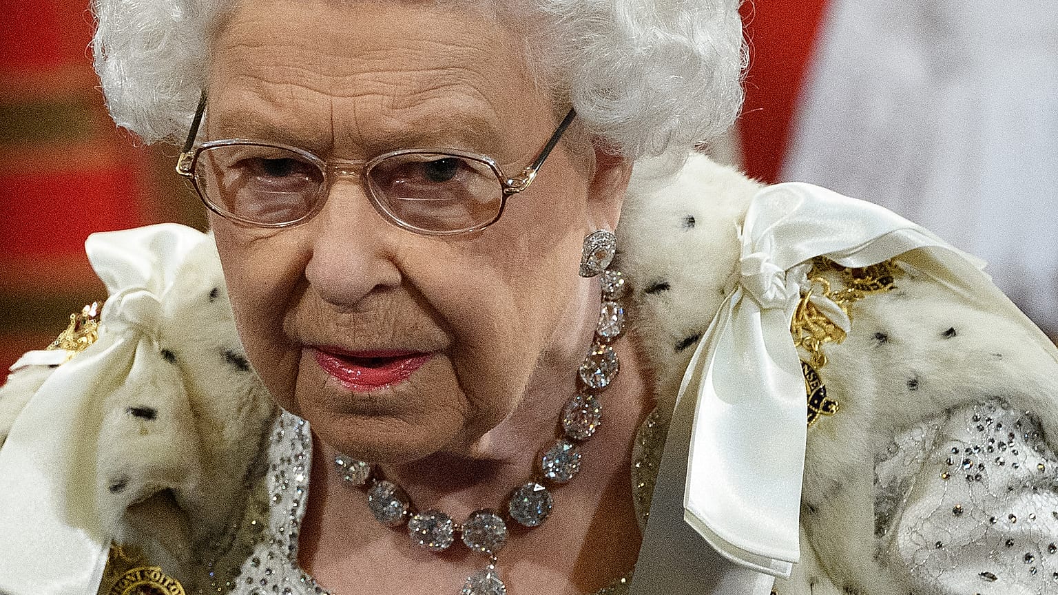 İngiltere Kraliçesi II. Elizabeth yeni dikilecek kıyafetlerinde suni kürk kullanma kararı aldı