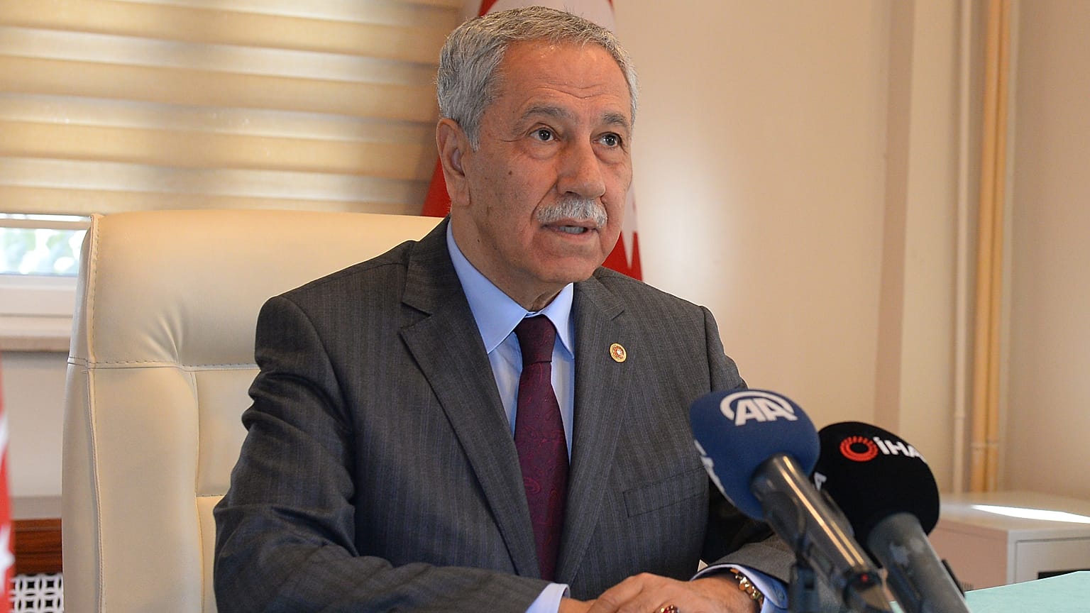 Cumhurbaşkanlığı Yüksek İstişare Kurulu Üyesi Bülent Arınç,Iğdır'da  basın mensuplarının sorularını yanıtladı. ( Bülent Mavzer - Anadolu Ajansı )