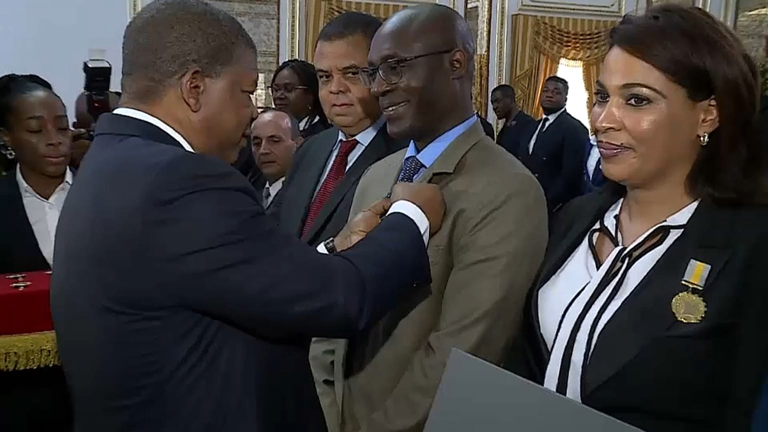 Presidente João Lourenço condecora ativista Rafael Marques