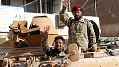 مقاتلان من الجيش الوطني السوري المدعوم من قبل تركيا 