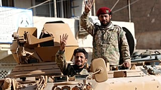 مقاتلان من الجيش الوطني السوري المدعوم من قبل تركيا