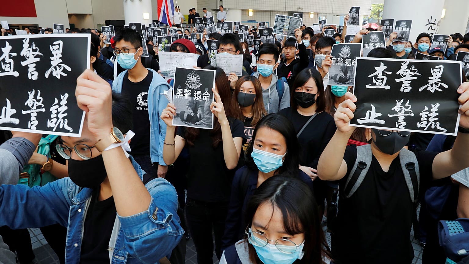 Hong Kong’da gösteriler sırasında ağır yaralanan üniversite öğrencisi hayatını kaybetti