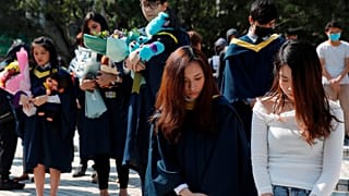 طلاب جامعيون في وقفة صمت تكريماً للطالب الراحل  