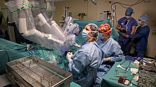 Fransa: Ameliyatta gazlı bezi unutup hastanın ayaklarının kesilmesine yol açan doktora 6 ay hapis