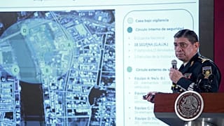 وزير الدفاع المكسيكي لويس ساندوفال يعرض لقطات فيديو في مؤتمر صحفي للعملية الفاشلة لاعتقال ابن شابو- أرشيف رويترز