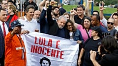 Ex-presidente do Brasil celebra libertação ao lado de Fernando Haddad