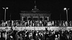Kelet- és nyugat berliniek ünnepelnek a leomlott berlini falnál 1989. november 9-én