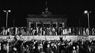 Kelet- és nyugat berliniek ünnepelnek a leomlott berlini falnál 1989. november 9-én
