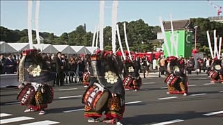 Japonya İmparatoru Naruhito için başkent sokaklarında dans ve müzik
