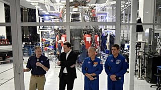 Elon Musk, NASA yetkilileri ve astronotlarla birlikte Hawthorne'da SpaceX şirketinin merkezi gezdi