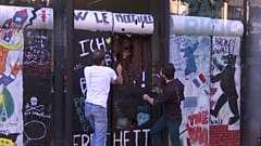 Chocolatier celebrates Berlin Wall anniversary with tasty replica