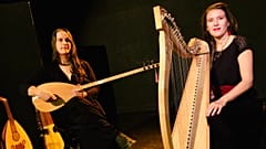 Fransız Isthar grubunun üyeleri Maelle Coulange (solda) ve Maelle Duchemin (sağda) 