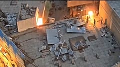 بحسب التلفزيون الرسمي العراقي هاجم المحتجون رجال الأمن وألقوا عليهم الزجاجات الحارقة من سطوح أحد الأبنية