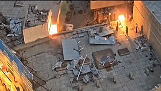 بحسب التلفزيون الرسمي العراقي هاجم المحتجون رجال الأمن وألقوا عليهم الزجاجات الحارقة من سطوح أحد الأبنية
